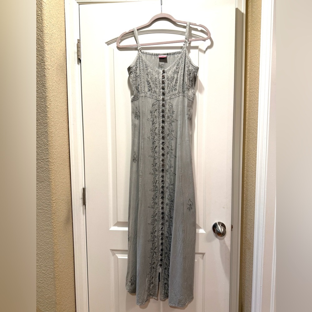 Chic Embroidered Maxi Dress in Gray